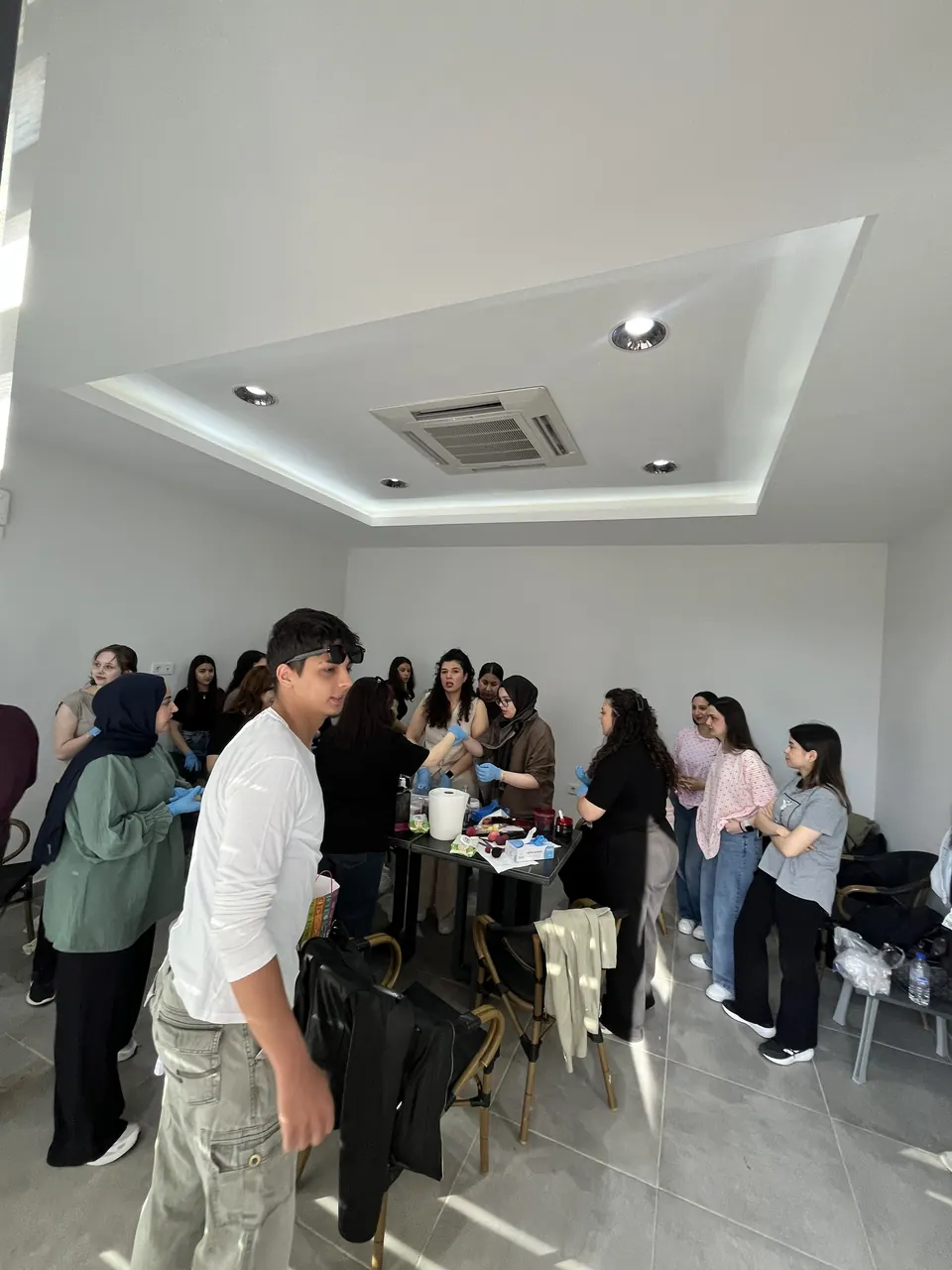 Mülaj odasında figüranları hazırlayan ekip