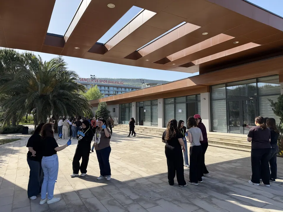 Binanın önünde toplanan katılımcılar