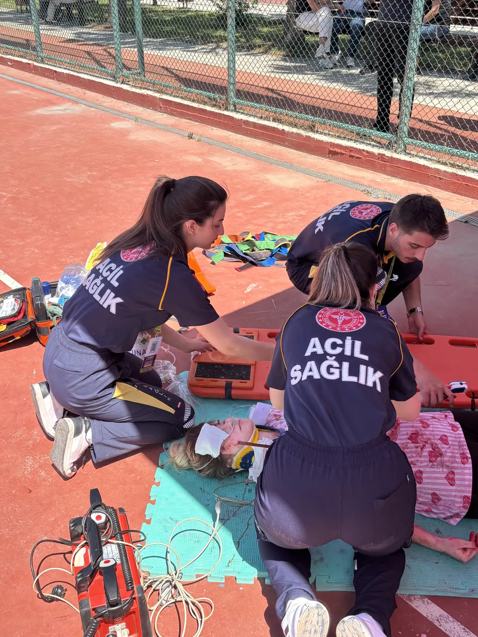 Kortta hastaya müdahale eden iki öğrenci