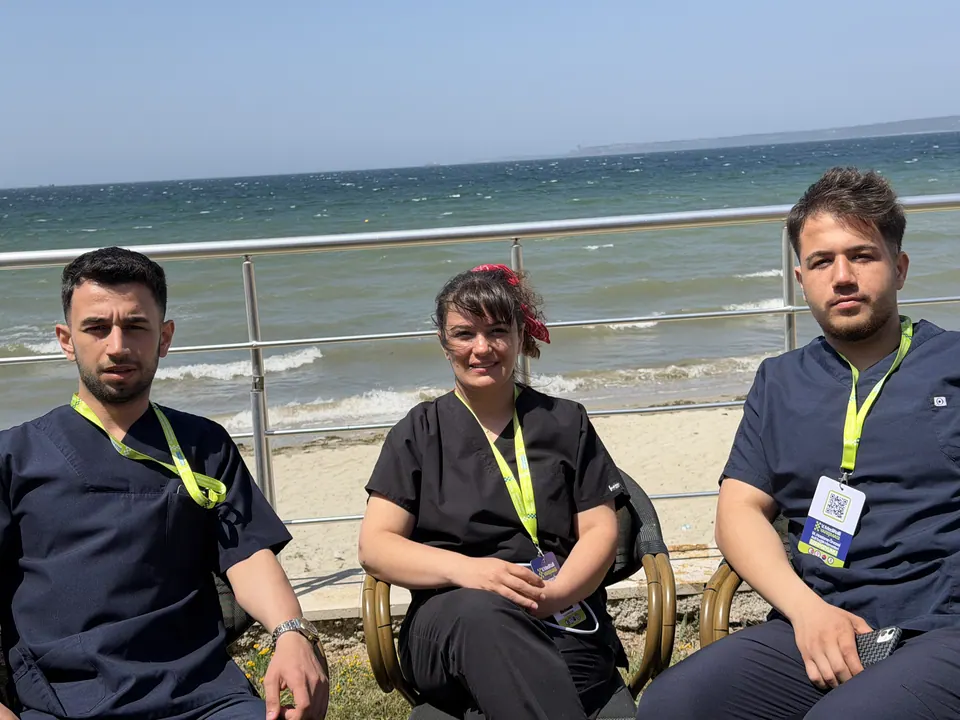 Deniz önünde poz veren üç yarışmacı