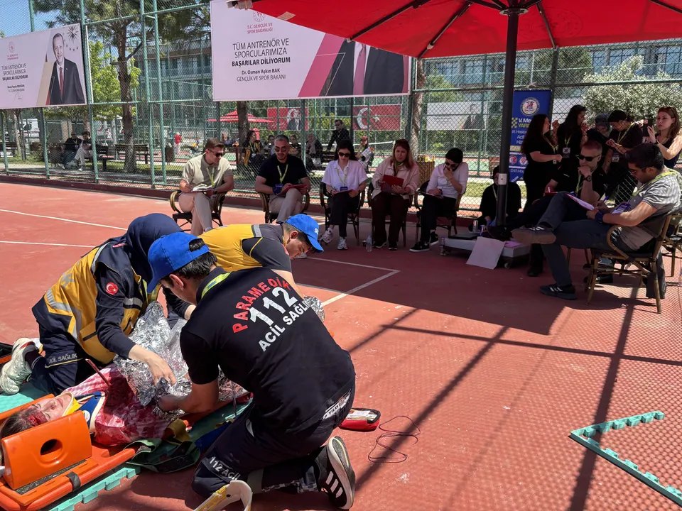 Şemsiye altında hakemlerin önünde sedyedeki hastaya müdahale