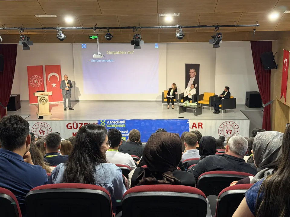 Sempozyum sahnesinde panel