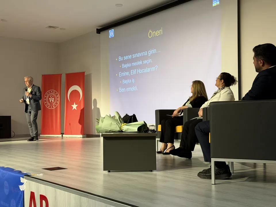 Sahnede sunum ve panel