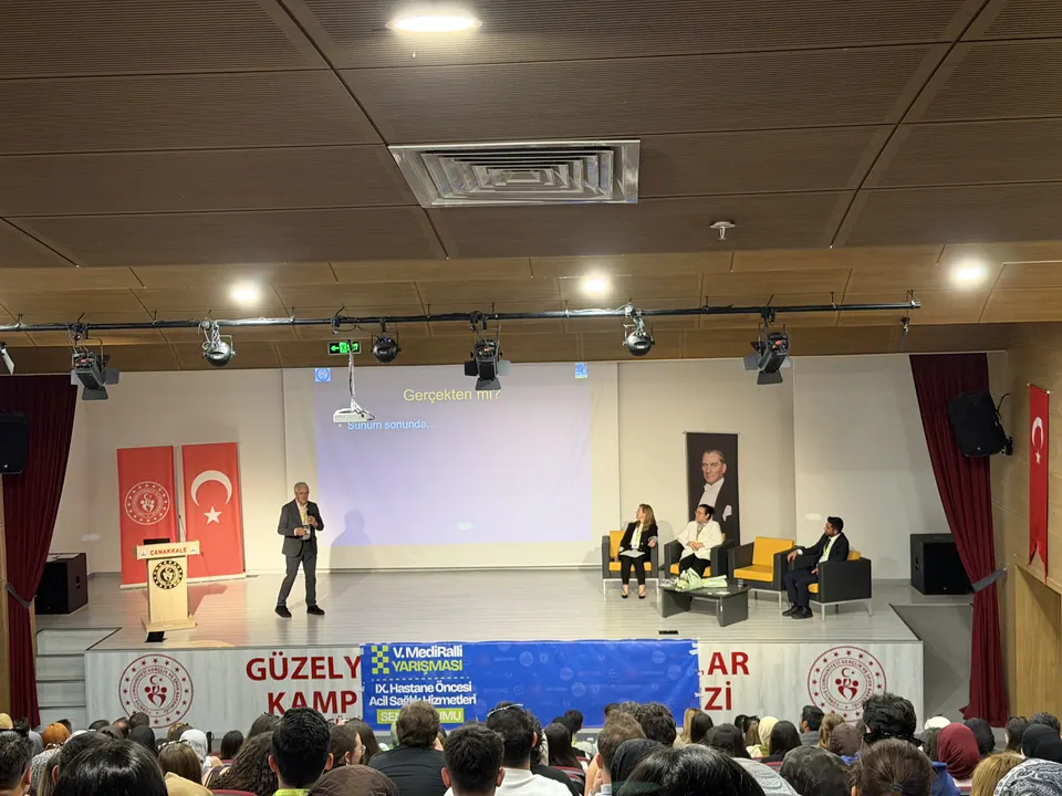 Sahne ve dolu salon