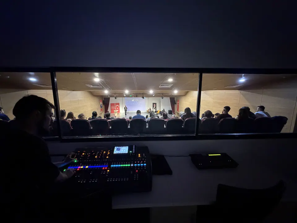 Ses masasından salonun görünümü