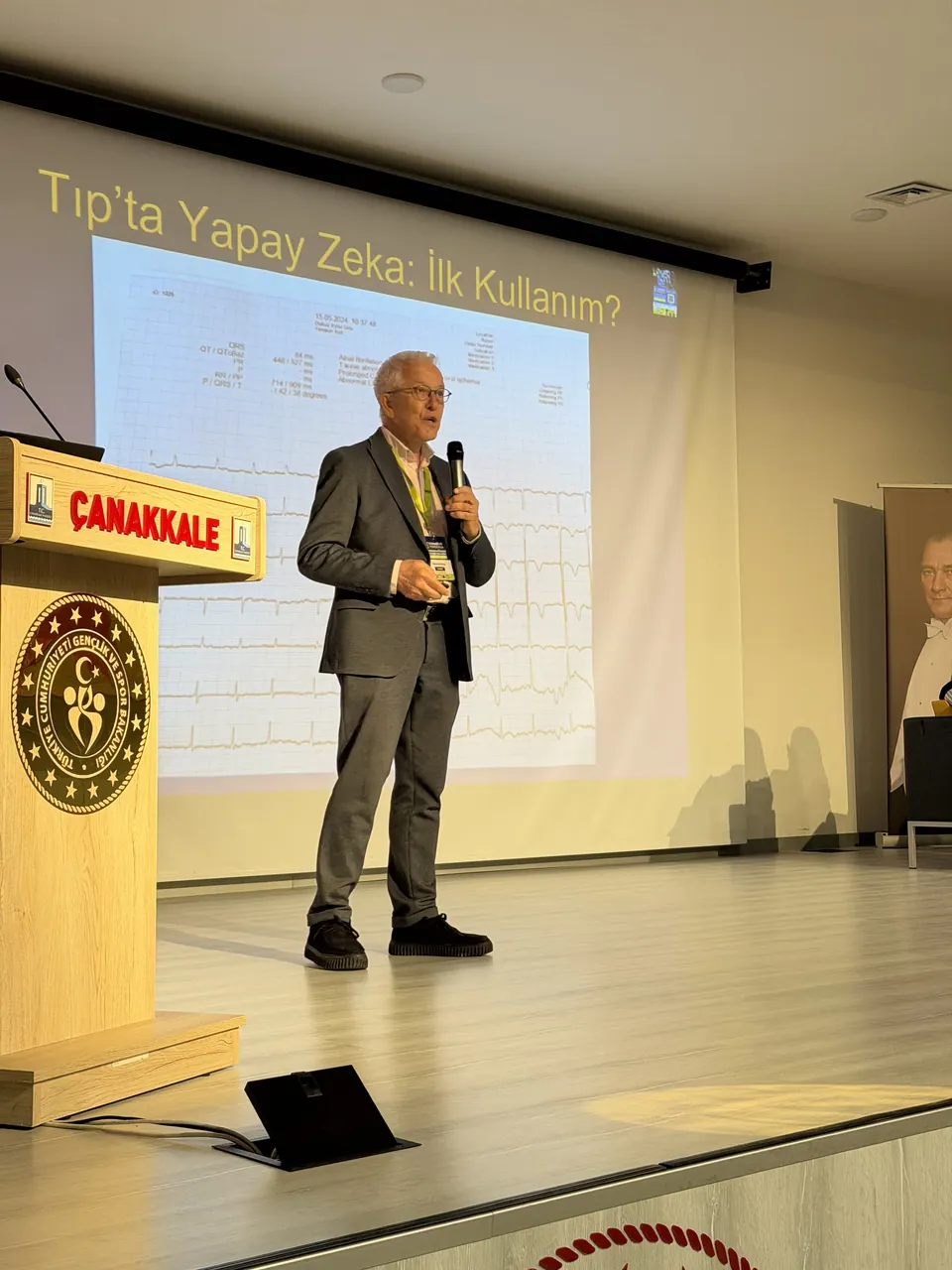 Yapay zekâ sunumu yapan konuşmacı