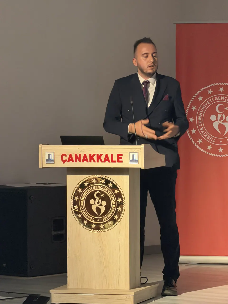 Kürsüde konuşan genç konuşmacı