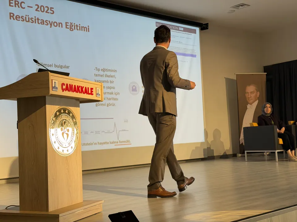 ERC 2025 resüsitasyon eğitimini anlatan konuşmacı