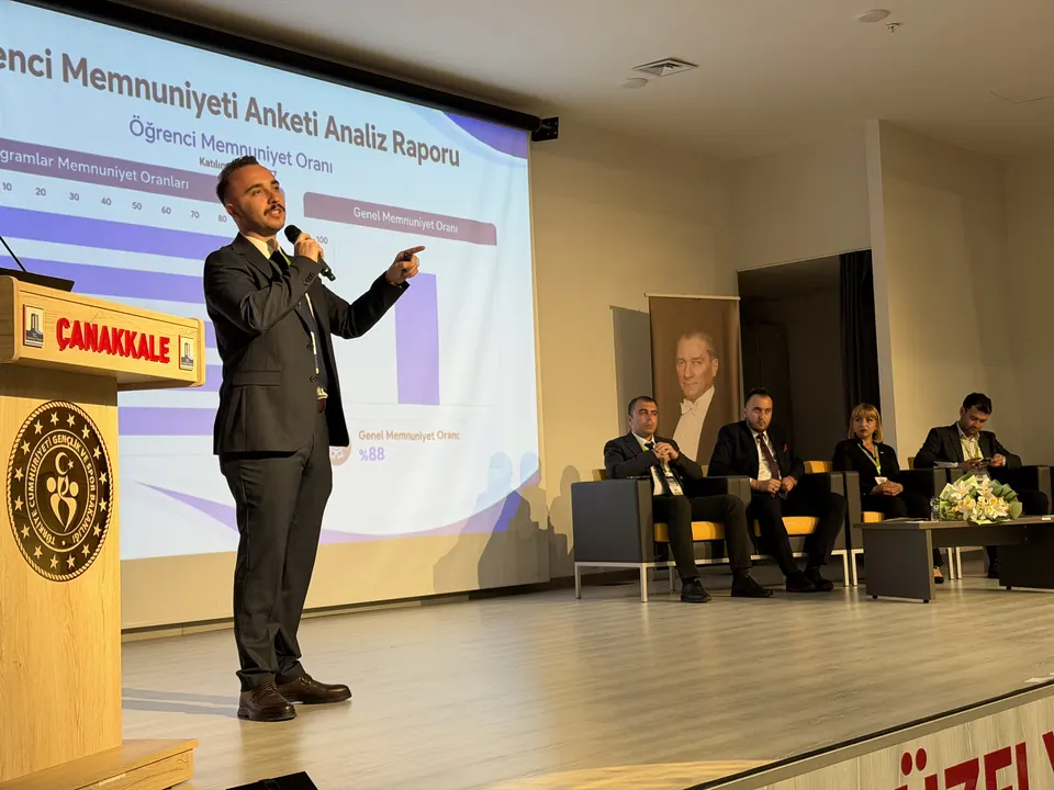 Öğrenci memnuniyeti anketinin sonuçlarını anlatan konuşmacı