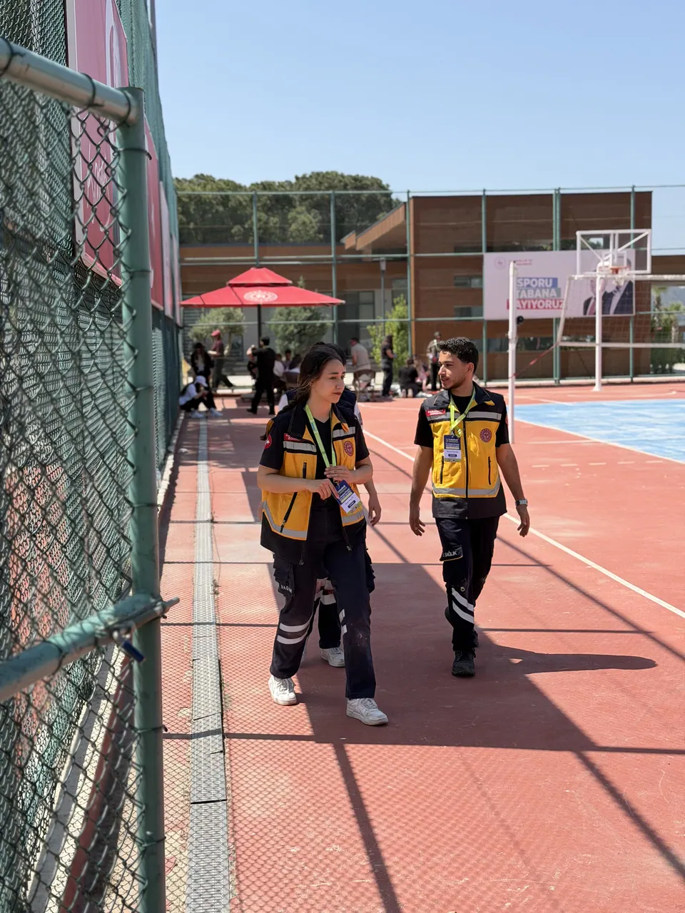 Kort kenarında yürüyen iki yarışmacı