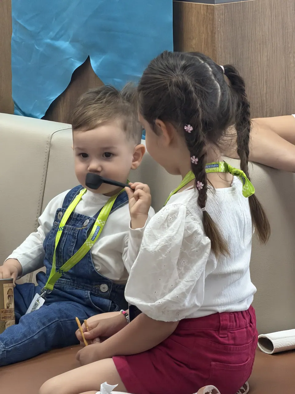 Yaka kartlı iki çocuk