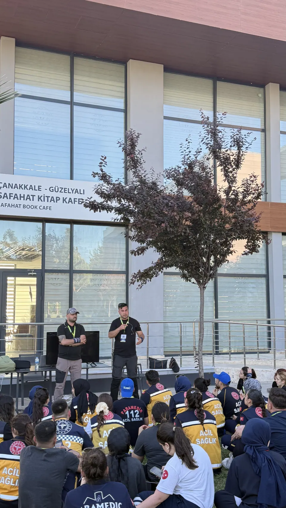 Akşam, binanın önünde toplanan katılımcılar